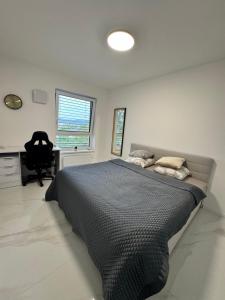 Ένα ή περισσότερα κρεβάτια σε δωμάτιο στο Luxury Castle View Apartment Trenčín