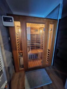 Deze kamer biedt uitzicht op een houten kamer met een balkon. bij Chata pod vŕškami Važca in Važec