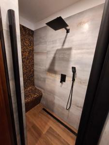 een douche in een kamer met een douchekop bij Chata pod vŕškami Važca in Važec