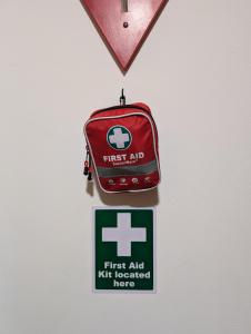 um kit de primeiros socorros sinalizado com uma bolsa vermelha em R4 - New Relaxing Double - City & Beach Access, WIFI, Free Parking - Self Catering em Swansea