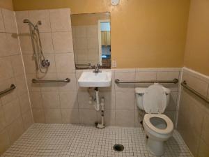 Et badeværelse på Relax Motel by Hotel O Arlington TX