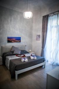 1 dormitorio con 1 cama con 2 toallas en Suite dei Principati en Salerno