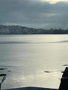un grande bacino d'acqua con una città sullo sfondo di Casa Maria Mar a São José