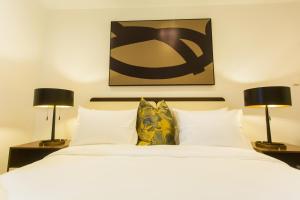 En eller flere senge i et værelse på Accra Luxury Apartments at The Bantree + 116 billeder