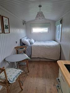 Ένα ή περισσότερα κρεβάτια σε δωμάτιο στο Shepherds Hut Galway