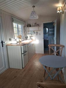 Η κουζίνα ή μικρή κουζίνα στο Shepherds Hut Galway