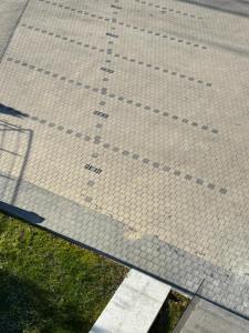 Een bovenaanzicht van een betegelde stoep met een basketbalring. bij ArhitectINN Sibiu in Sibiu