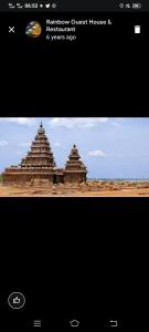 ein Bild von zwei großen Gebäuden an einem Strand in der Unterkunft Rainbow Guest House in Mahabalipuram