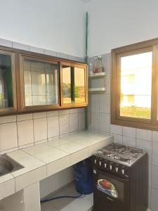 eine Küche mit einem Herd und einem Fenster in der Unterkunft Deckon 