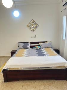 ein großes Bett in einem Zimmer mit in der Unterkunft Deckon 