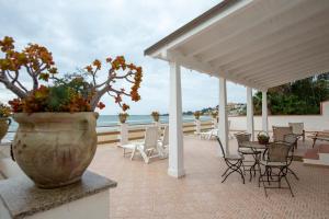 En balkon eller terrasse på Le Sorelle Villa sul mare