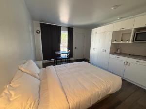 Kuchyň nebo kuchyňský kout v ubytování Hébergements ASLC Baie-Comeau