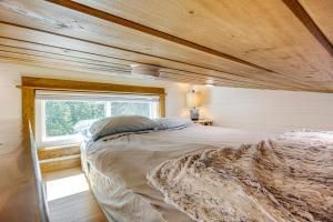 Postel nebo postele na pokoji v ubytování Tiny in Paradise! Near Chico, Sage and Yellowstone