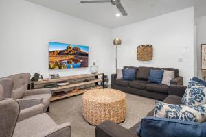 Posezení v ubytování 395 Zion Village X-BOX ONE, LOTS OF GAMES, BUILT-IN BUNK BEDS, POOL VIEWS, AND MORE!