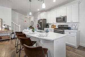 Kuchyň nebo kuchyňský kout v ubytování 395 Zion Village X-BOX ONE, LOTS OF GAMES, BUILT-IN BUNK BEDS, POOL VIEWS, AND MORE!