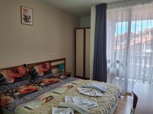 En eller flere senge i et værelse på Илен C411 Panorama Resort Bansko