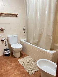 Koupelna v ubytování Casa Rural "Corral del Toro" + 8 fotografií