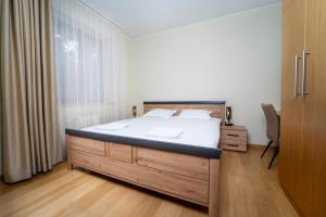 una camera da letto con un letto grande e una finestra di Mountain Bliss 1-BR a Borovets Altre 15 foto