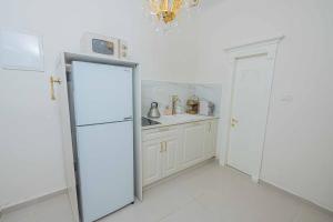 Køkken eller tekøkken på Moses Luxury apartments 60 a + 11 billeder