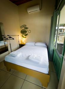 Postel nebo postele na pokoji v ubytování Alpha Arenal Hostel