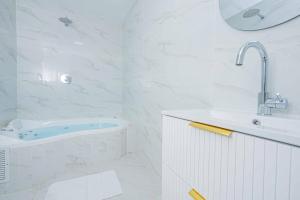 Et badeværelse på Moses Luxury apartments 60 a