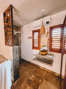 ein Badezimmer mit Dusche und Waschbecken in der Unterkunft Pousada Casinha Branca in Cruz