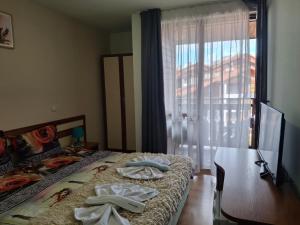 En eller flere senge i et værelse på Илен C411 Panorama Resort Bansko