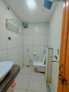 un baño con inodoro y lavabo en THE GRAND STAY 600 Meters from temple, en Varanasi