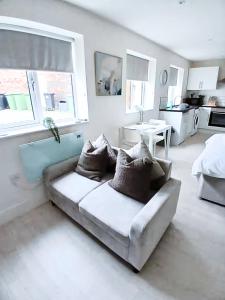un soggiorno bianco con divano e cucina di Flat 1 - Eign St Hereford a Hereford