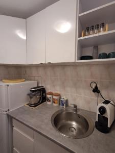 encimera con fregadero y nevera en Kawalerka nad Zatoką, en Gdynia 4 fotos más