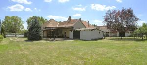 a house with a large yard with a house at Panna Ház in Jászapáti