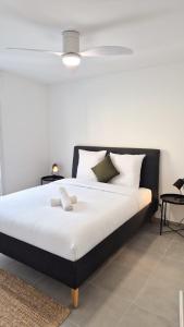 un lit avec des draps blancs et des oreillers dans une chambre dans l'établissement T3 neuf climatisé avec parking à Nice, à Nice