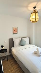 une chambre avec un grand lit et une lampe dans l'établissement T3 neuf climatisé avec parking à Nice, à Nice