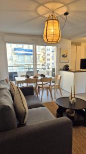 un salon avec un canapé et une table dans l'établissement T3 neuf climatisé avec parking à Nice, à Nice