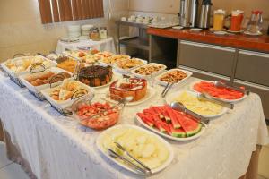 カルアルにあるHotel Itaparicaのテーブルの上にさまざまな種類の食べ物が並んだビュッフェ