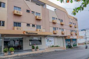 カルアルにあるHotel Itaparicaの鉢植えの大きなピンクの建物