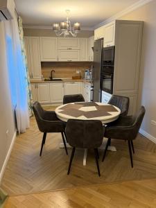 O bucătărie sau chicinetă la Casa Ayan +12 fotografii