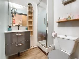 Et badeværelse på Cosy 4 personnes au bord de l'eau