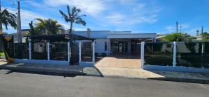 a bus stop in front of a building at POUSADA CITRINO in Ametista do Sul