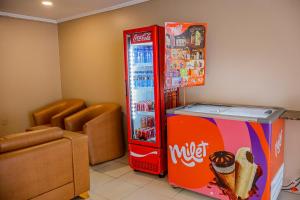 カルアルにあるHotel Itaparicaのコカコーラの冷蔵庫(テーブル付)