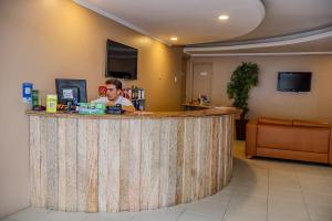 カルアルにあるHotel Itaparicaのロビーのバーに腰掛けている男 +11枚の写真