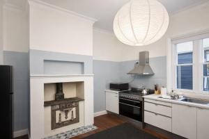 een keuken met een fornuis en een open haard bij Perth Boutique Heritage in Perth