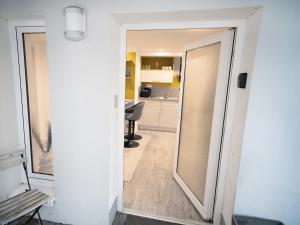 Una puerta que conduce a una habitación con cocina. en Charmante Wohnung am Drachenfels, en Bad Honnef am Rhein