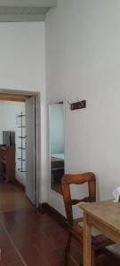 Casa de Huéspedes Muñiz sobre parque de 1000m2, 1 dormitorio, 20m2 cubiertos, baño con ducha, pileta cilíndrica de 3x076 في Muñiz: غرفة طعام مع طاولة وكرسي