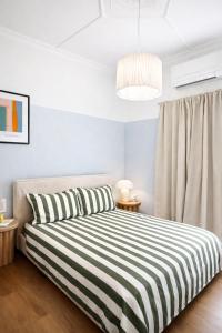 een slaapkamer met een zwart-wit gestreept bed bij Perth Boutique Heritage in Perth