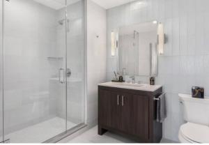 ein Badezimmer mit Dusche, Waschbecken und Toilette in der Unterkunft Everlasting Reality in Fort Lee