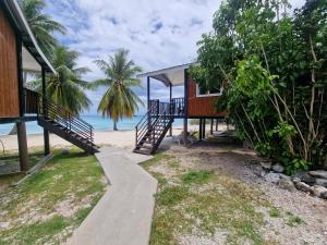 Takava Lodge في فاكارافا: منزل على الشاطئ مع مسار يؤدي إليه