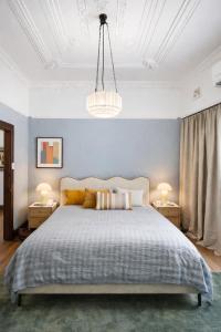 een slaapkamer met een bed met twee nachtkastjes en twee lampen bij Perth Boutique Heritage in Perth