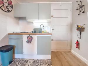 Køkken eller tekøkken på Cosy 4 personnes au bord de l'eau + 7 billeder