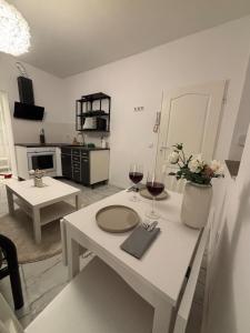 a living room with a table with two glasses of wine at Cologne 20 min Tram 1 min, Top City Apartment in Niederdorla